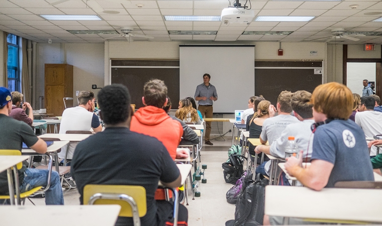 Colegas nos motivam mais para estudar que professores e pais