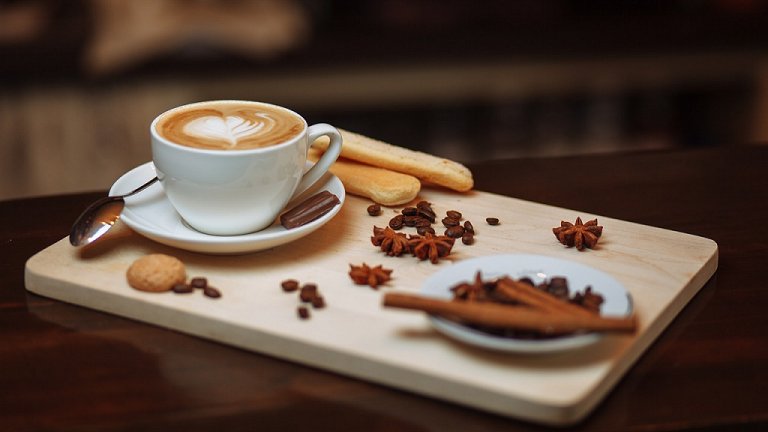 Tomar um cafezinho para acordar? O efeito pode no se dever  cafena