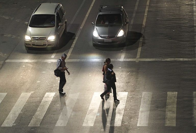 Idosos no conseguem atravessar a rua no tempo dos semforos