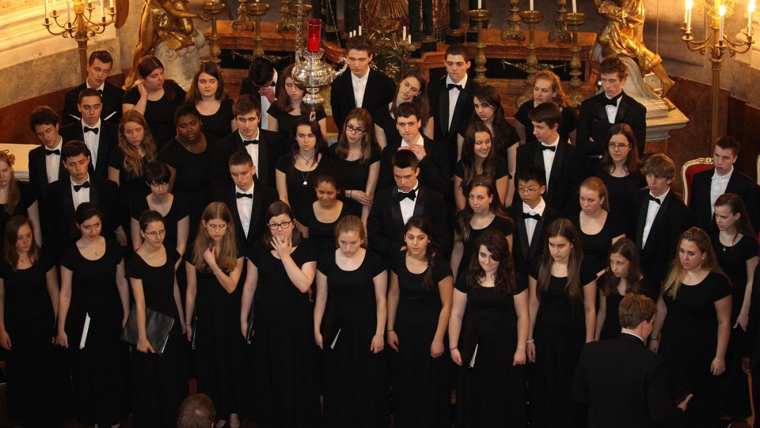 Quem canta seus males espanta - Pesquisa mostra que precisamos cantar mais